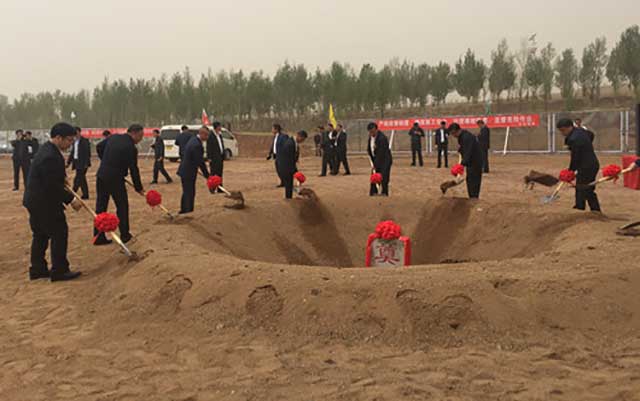 中慶建設(shè)集團(tuán)李洪宇和朝陽市委市政府領(lǐng)導(dǎo)共同奠基_副本.jpg 中慶建設(shè)集團(tuán)李洪宇和朝陽市委市政府領(lǐng)導(dǎo)共同奠基_副本.jpg