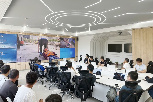 2.觀看安全生產(chǎn)案例警示片.jpg 2.觀看安全生產(chǎn)案例警示片.jpg